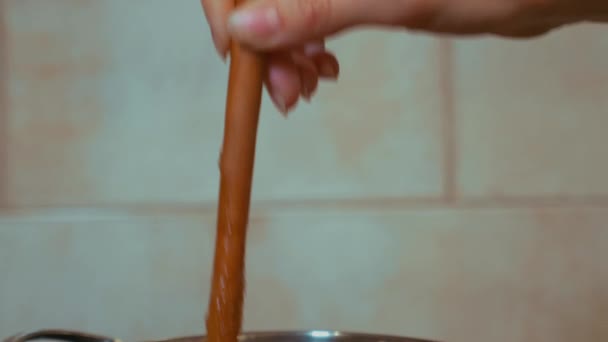 在家里磨碎葡萄酒制剂 为圣诞节烹饪传统饮料 — 图库视频影像