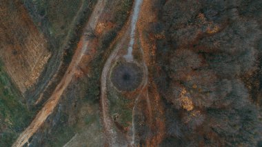 Havadan görünümü dağın tepesinde küçük Katedrali. Sonbahar.