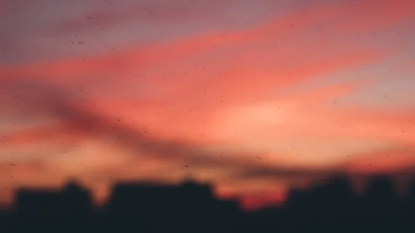 Cielo Rosado Por Ventana Sucia Puesta Sol Siluetas Edificios — Foto de Stock