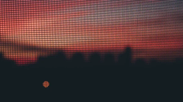 Rosa Himmel Durch Moskitonetz Fenster Sonnenuntergang Silhouetten Von Gebäuden — Stockfoto