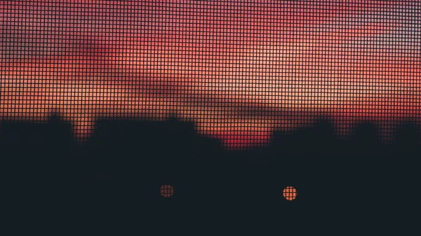 Rosa Himmel Durch Moskitonetz Fenster Sonnenuntergang Silhouetten Von Gebäuden — Stockfoto