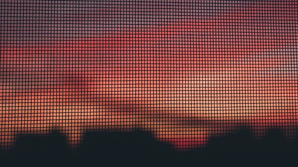 Rózsaszín Szúnyogháló Ablakon Keresztül Naplemente Épületek Körvonalai — Stock Fotó