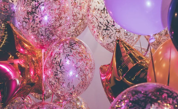 Balonlar pembe ve altın rengi, konfeti, yakın çekim