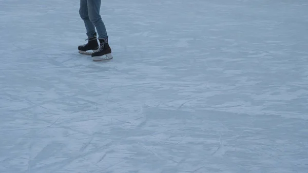 Bacaklar Bir Adam Buz Pistinde Paten Binmek — Stok fotoğraf