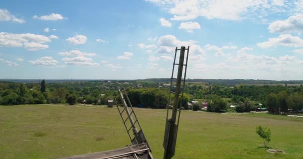 Vista Aérea Del Molino Madera Sobre Fondo Árboles Verdes Cielo — Vídeo de stock