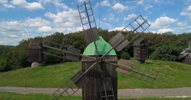 Luchtfoto Van Houten Molen Achtergrond Van Groene Bomen Een Zeer — Stockvideo