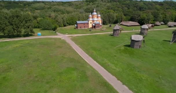 Volando Sobre Campo Verde Museo Nacional Arquitectura Vida Ucrania Pueblo — Vídeo de stock