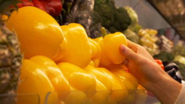 Mladý Muž Rozhodne Žluté Papriky Supermarketu Ruka Žlutá Paprika Čítače — Stock video