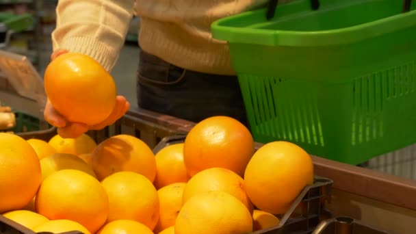 Mladý Kluk Pomeranče Supermarketu Ruku Pomeranč Koši Potravinami Zelené Zdravé — Stock video