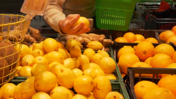 Jeune Homme Choisit Des Citrons Dans Supermarché Panier Vert Épicerie — Video