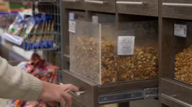 Genç adam onun kalori sayacı Fındıklı yakınındaki sayar. Kolunda bir kişinin kalori ile bir fitness izci olduğunu. Adam bilekliğini aracılığıyla süpermarkette bit sona erme tarihini denetler