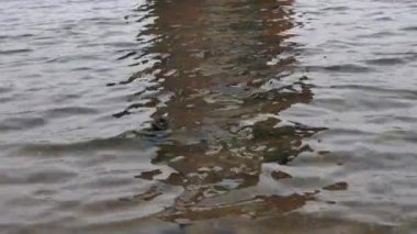 Çevre kirliliği sorunu, cam şişe dalgalar üzerinde yüzen. Okyanus hurda kirliliği, kavramı durdurun. 4k görüntüleri