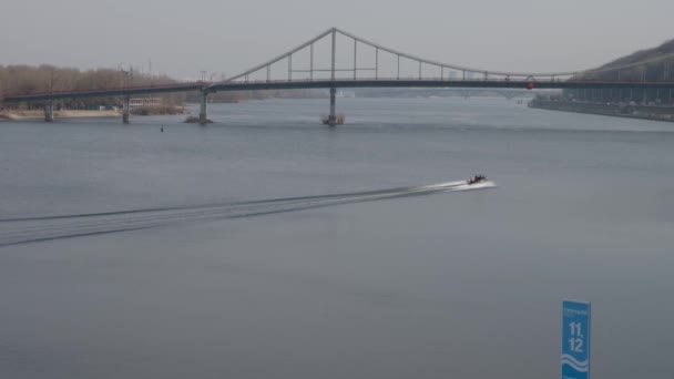 Ένα Μικρό Σκάφος Επιπλέει Στον Ποταμό Δνείπερο Φόντο Γέφυρα Ίχνη — Αρχείο Βίντεο