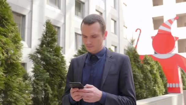 Joven Hombre Negocios Caminando Por Calle Escribir Mensaje Teléfono Inteligente — Vídeos de Stock