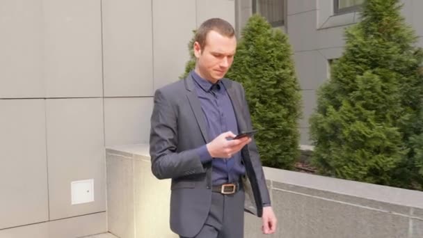 Jeune Homme Affaires Marchant Dans Rue Écrire Message Sur Smartphone — Video