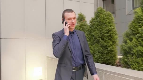 Een Jonge Zakenman Die Door Straat Loopt Het Telefoontje Praat — Stockvideo