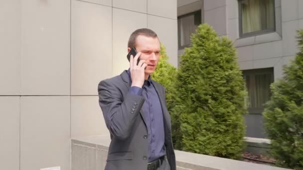 Genç Bir Işadamı Sokakta Yürürken Agresif Bir Telefon Görüşmesi Bir — Stok video