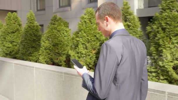 Joven Hombre Negocios Caminando Por Calle Escribir Mensaje Teléfono Inteligente — Vídeo de stock