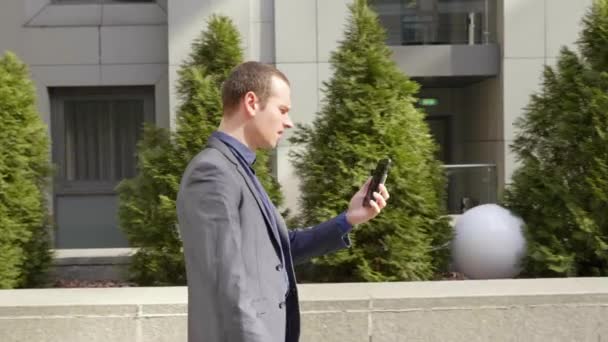 거리를 적극적으로 통화에 토론을 사업가 클래식 양복을 남자는 비디오 컨퍼런스에서 — 비디오