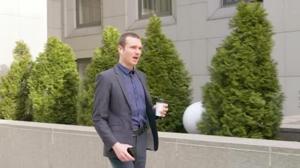 Young Businessman Walks Wireless Earphones Aggressively Leads Discussion Phone Call — 비디오