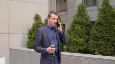 Genç bir işadamı sokakta yürürken agresif bir telefon görüşmesi bir tartışma yol açar. Elinde bir bardak kahve olan takım elbiseli adam akıllı telefonda konuşarak öfkeyi gösteriyor.. 