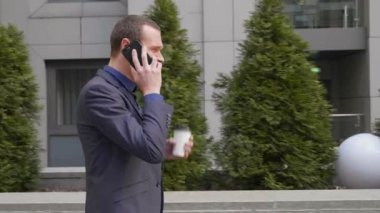 Genç bir işadamı sokakta yürürken agresif bir telefon görüşmesi bir tartışma yol açar. Elinde bir bardak kahve olan takım elbiseli adam akıllı telefonda konuşarak öfkeyi gösteriyor.