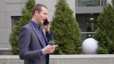 Genç bir işadamı sokakta yürürken agresif bir telefon görüşmesi bir tartışma yol açar. Elinde bir bardak kahve olan takım elbiseli adam akıllı telefonda konuşarak öfkeyi gösteriyor.. 
