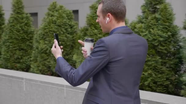 Young Businessman Walks Wireless Earphones Aggressively Leads Discussion Video Call — 비디오