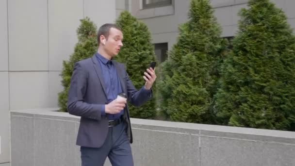 Young Businessman Walks Wireless Headphones His Ears Talks Video Conversation — 비디오
