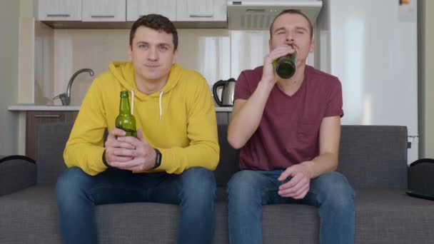 Twee Mannen Plaatsings Bank Kijken Naar Een Voetbalwedstrijd Bier Drinken — Stockvideo