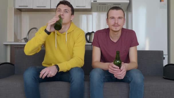 Twee Mannen Plaatsings Bank Kijken Naar Een Voetbalwedstrijd Bier Drinken — Stockvideo