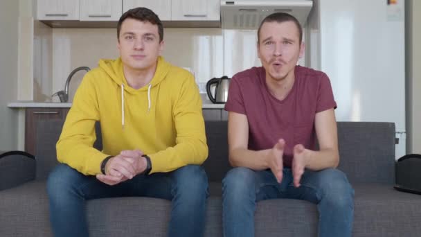 Dois Homens Estão Sentados Sofá Ver Jogo Futebol Jovens Assistindo — Vídeo de Stock