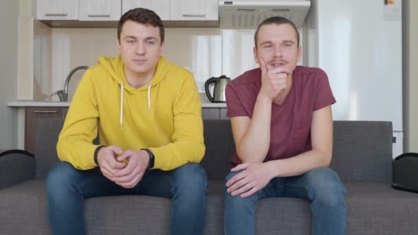 Deux Hommes Regardent Télé Parlent Les Jeunes Gens Sont Assis — Video