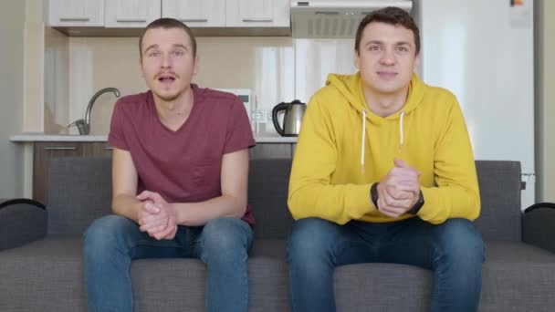 Δύο Άντρες Κάθονται Στον Καναπέ Και Παρακολουθούν Την Αποφασιστική Στιγμή — Αρχείο Βίντεο