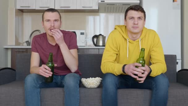 Twee Mannen Zittend Bank Kijken Naar Een Voetbalwedstrijd Bier Drinken — Stockvideo