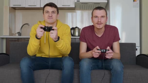 Dois Homens Estão Jogando Videogame Ganhando Jovens Estão Sentados Sofá — Vídeo de Stock