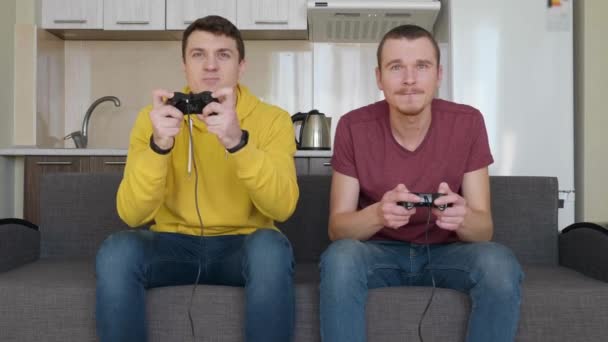 Due Uomini Stanno Giocando Videogioco Vincono Giovani Ragazzi Sono Seduti — Video Stock