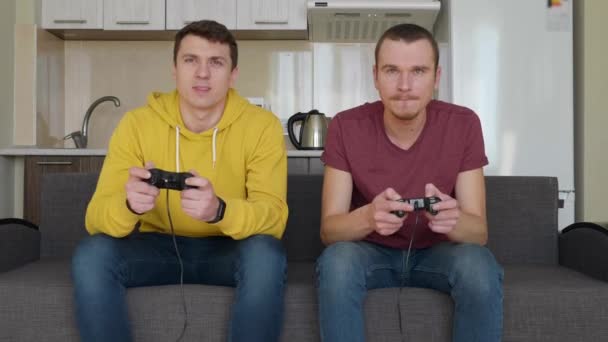 Deux Hommes Jouent Avec Enthousiasme Jeu Vidéo Les Jeunes Sont — Video