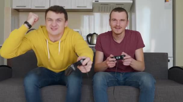 Двоє Чоловіків Грають Відеогру Програють Молоді Хлопці Сидять Дивані Тримаючи — стокове відео