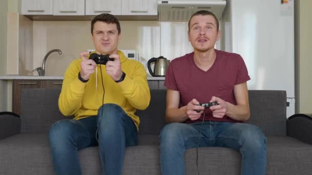 Dwaj Mężczyźni Grają Gry Wideo Tracą Młodzi Faceci Siedzą Kanapie — Wideo stockowe