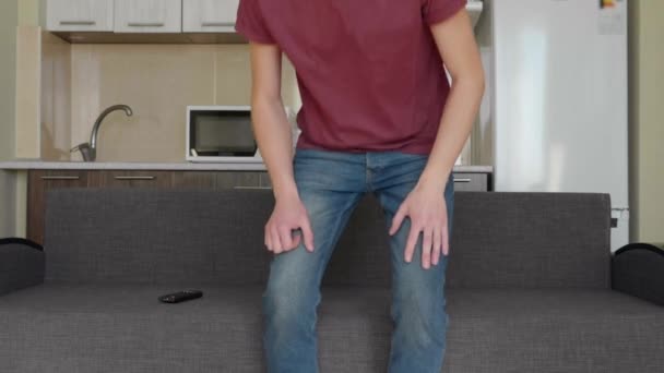 Man Tittar Ung Kille Som Sitter Ner Soffa Och Börjar — Stockvideo