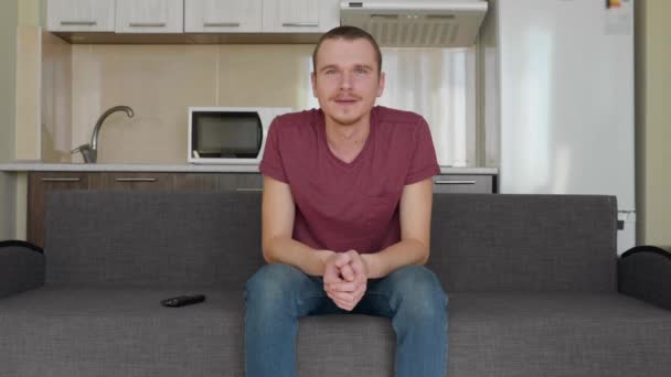 Man Tittar Glad Ung Kille Sitter Soffan Och Skrattar Hårt — Stockvideo