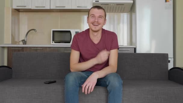 Man Tittar Glad Ung Kille Sitter Soffan Och Skrattar Hårt — Stockvideo