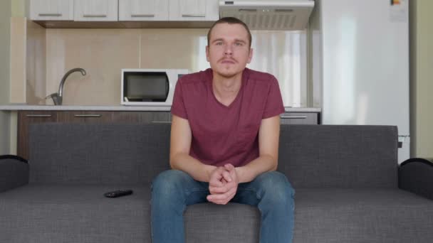 Man Tittar Den Unge Killen Sitter Soffan Och Överraskat Öppna — Stockvideo