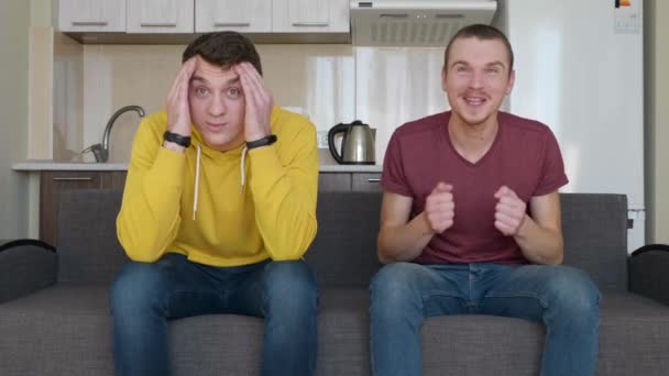 Dva Muži Sedí Gauči Sledují Fotbalové Utkání Televizi Podporují Různé — Stock video