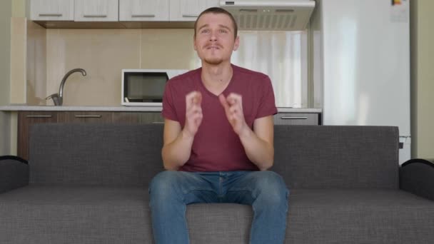 Bir Futbol Maçı Izleyen Bir Adam Genç Gui Çapraz Parmaklarıyla — Stok video
