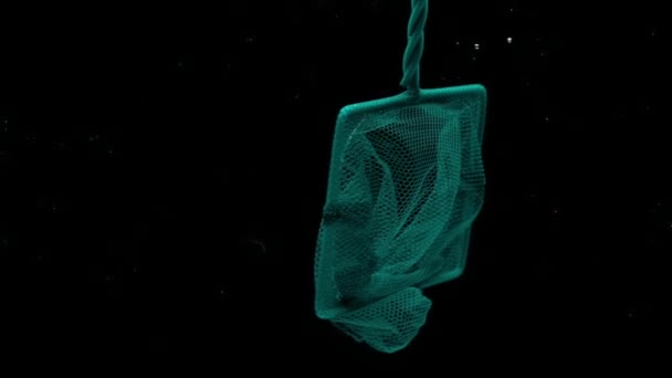 Schöpfnetz Das Unter Transparentem Wasser Auf Schwarzem Hintergrund Schwimmt Reifennetz — Stockvideo