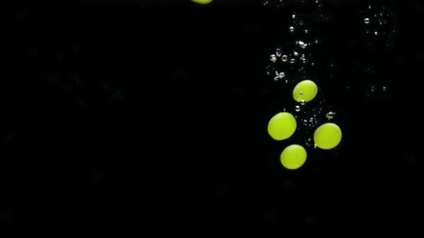 Raisins Verts Tombant Dans Eau Transparente Sur Fond Noir Fruits — Video