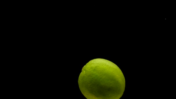 Cal Verde Cayendo Agua Transparente Sobre Fondo Negro Frutas Frescas — Vídeo de stock