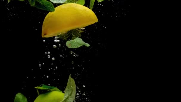 Limone Metà Lime Foglie Menta Che Cadono Acqua Trasparente Fondo — Video Stock